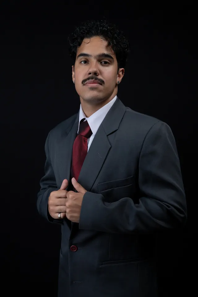 Retrato executivo de terno, fundo preto